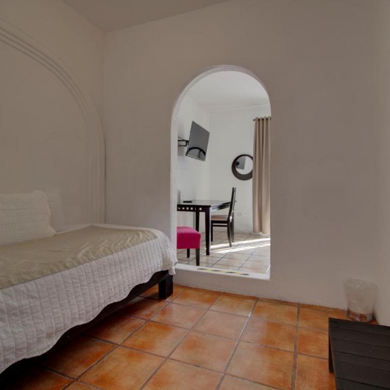 Hotel Punto 79 - Habitación con cama grande y balcón - 5