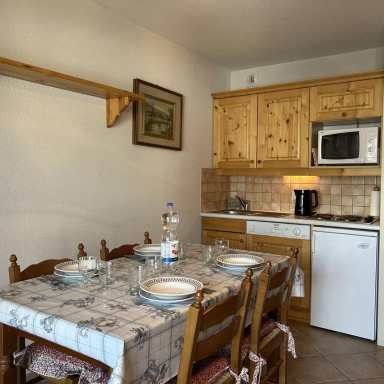 Appartement Chaleureux 4 Pers avec Balcon et Parking à Montgenèvre - FR-1-330D-159 - Apartment - 4