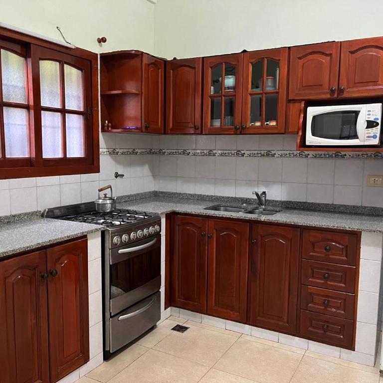 Departamento con patio Rodomar - Three-Bedroom Apartment - 5