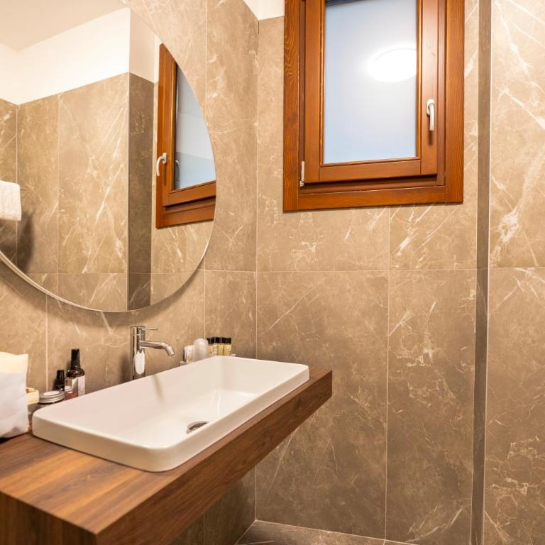 Porta Altinia Suites - Camera Deluxe - 4