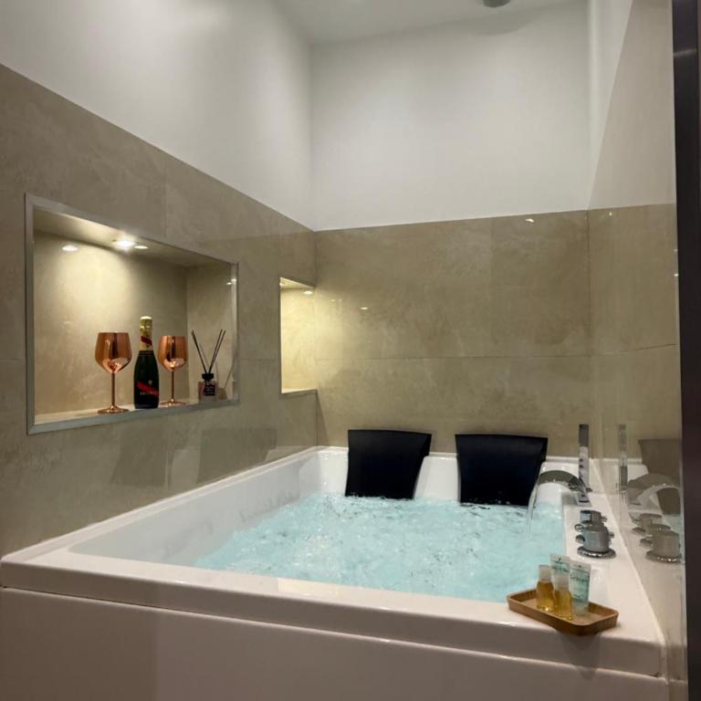 LES BULLES DE MONA - Passion - Spa - Clim - Studio avec Baignoire Spa - 13