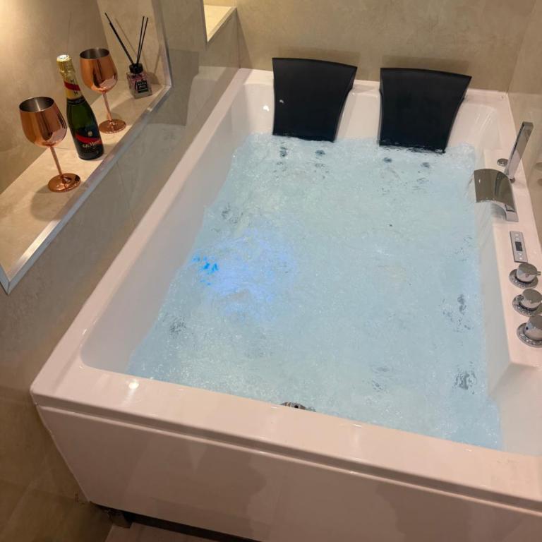 LES BULLES DE MONA - Passion - Spa - Clim - Studio avec Baignoire Spa - 1