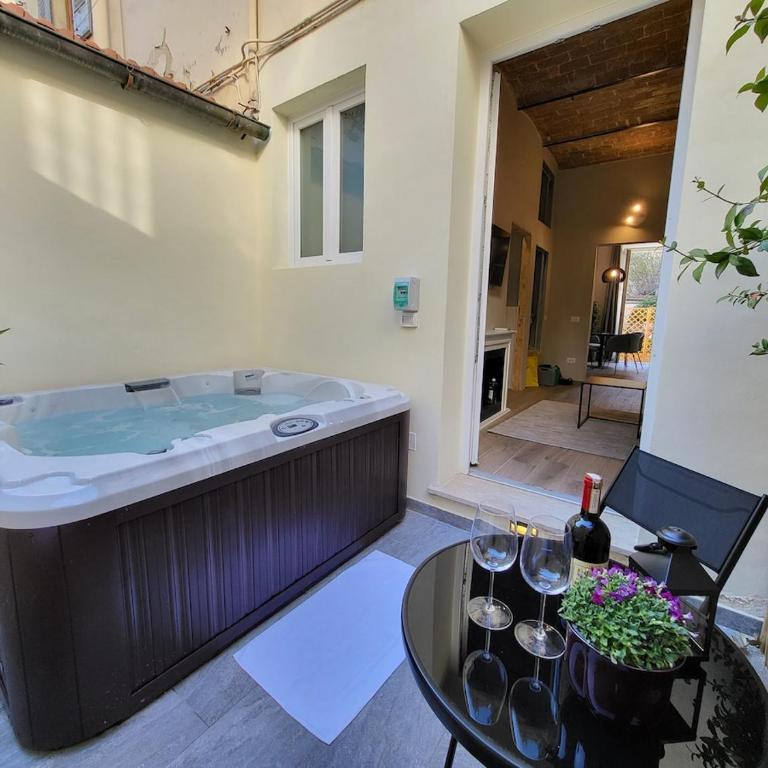 Courtyard Jacuzzi and Private Patio - Appartamento con 1 Camera da Letto - 1