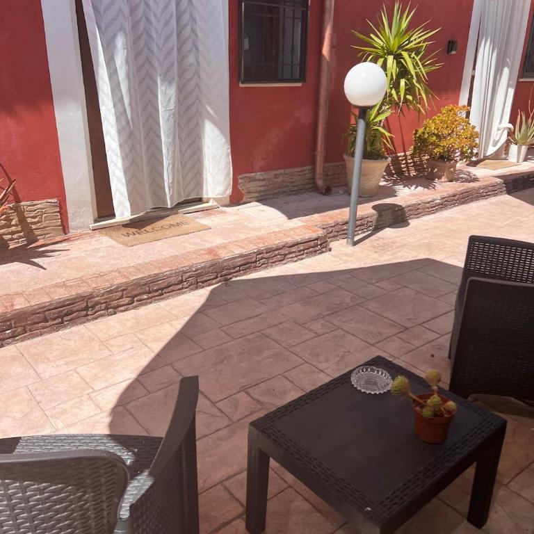 Cozy studio apt - 5 mins from Fiumicino RomeAIRPORT - One-Bedroom Apartment - 9