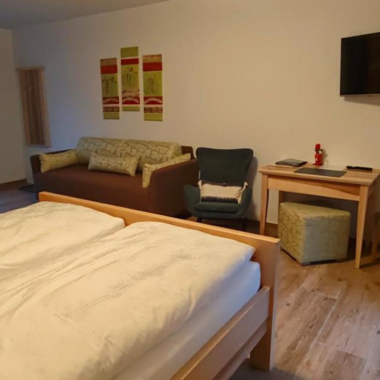 Gesäuse-Zimmer-Motel - Dreibettzimmer mit Balkon - 1