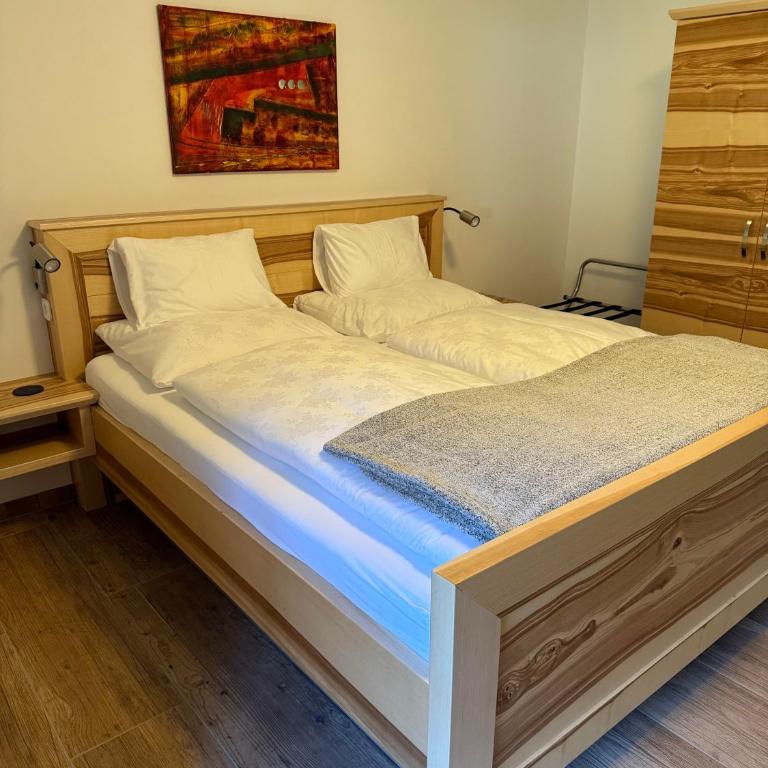 Gesäuse-Zimmer-Motel - Doppel-/Zweibettzimmer mit Balkon - 1