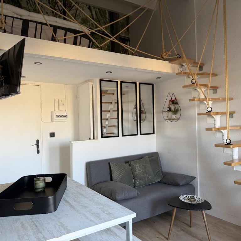 Felicie - One-Bedroom Apartment - 1