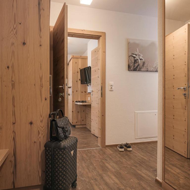 Appartements Alpenkristall - Two-Bedroom Apartment with Balcony - 9