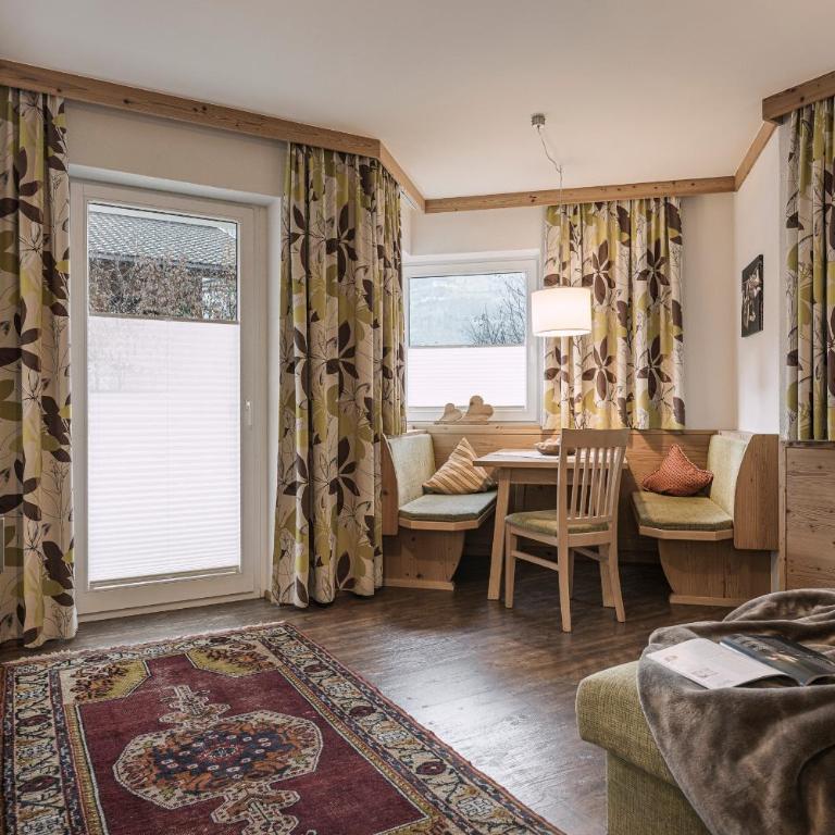 Appartements Alpenkristall - Two-Bedroom Apartment with Balcony - 2