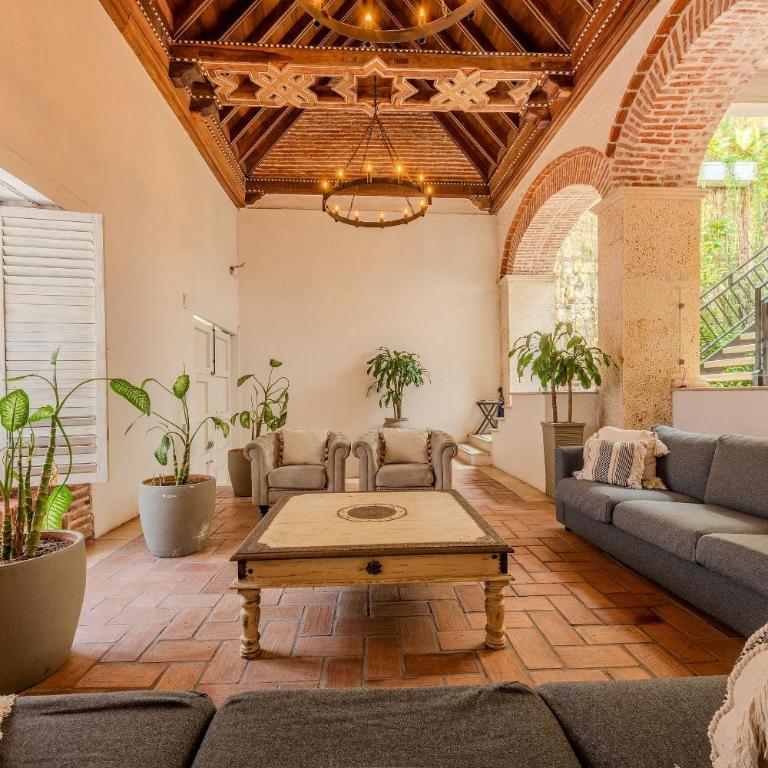 5 Bedroom House in the Walled City with Pool - Deluxe Villa - 9