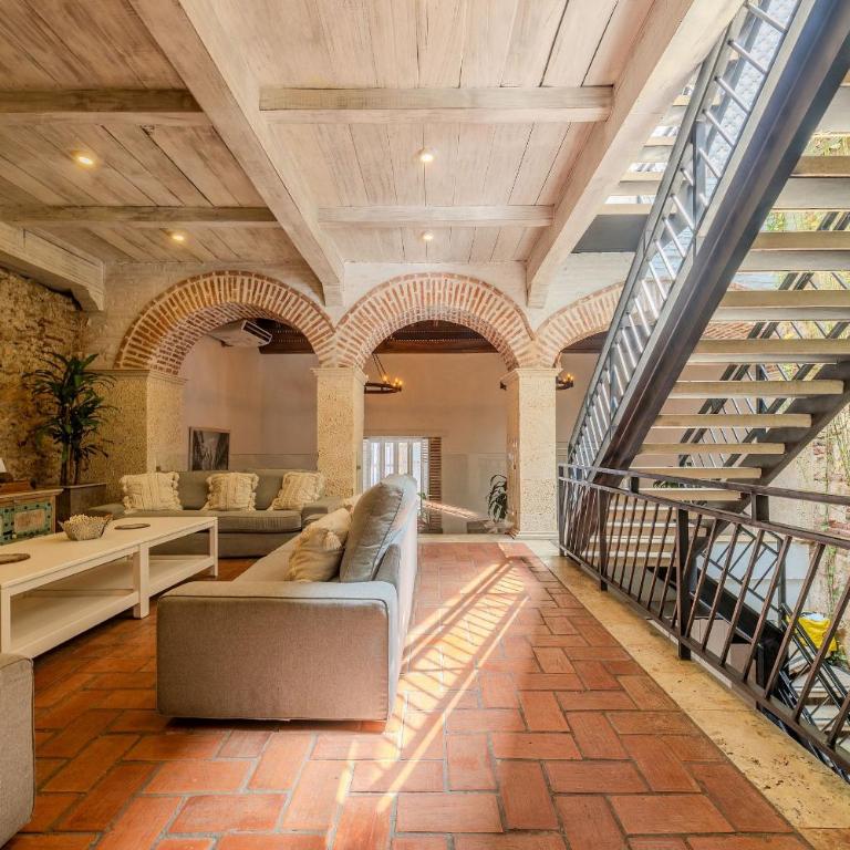 5 Bedroom House in the Walled City with Pool - Deluxe Villa - 77