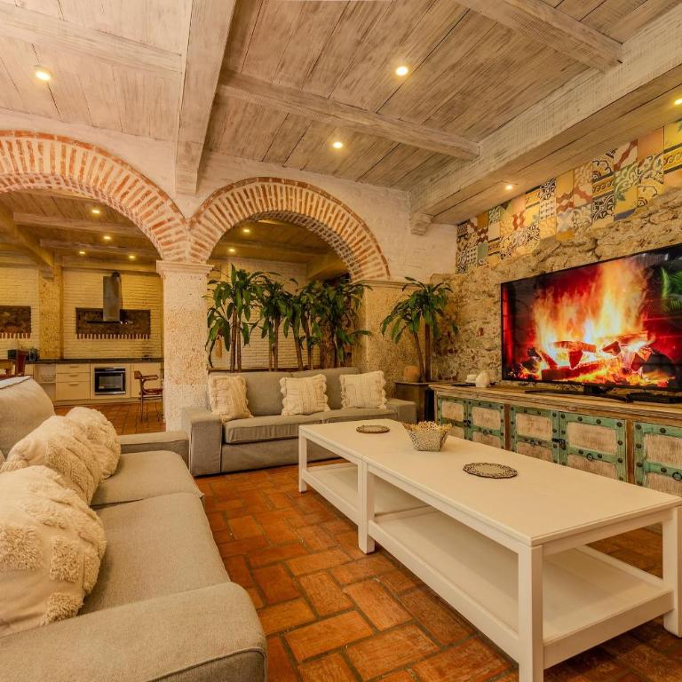 5 Bedroom House in the Walled City with Pool - Deluxe Villa - 78