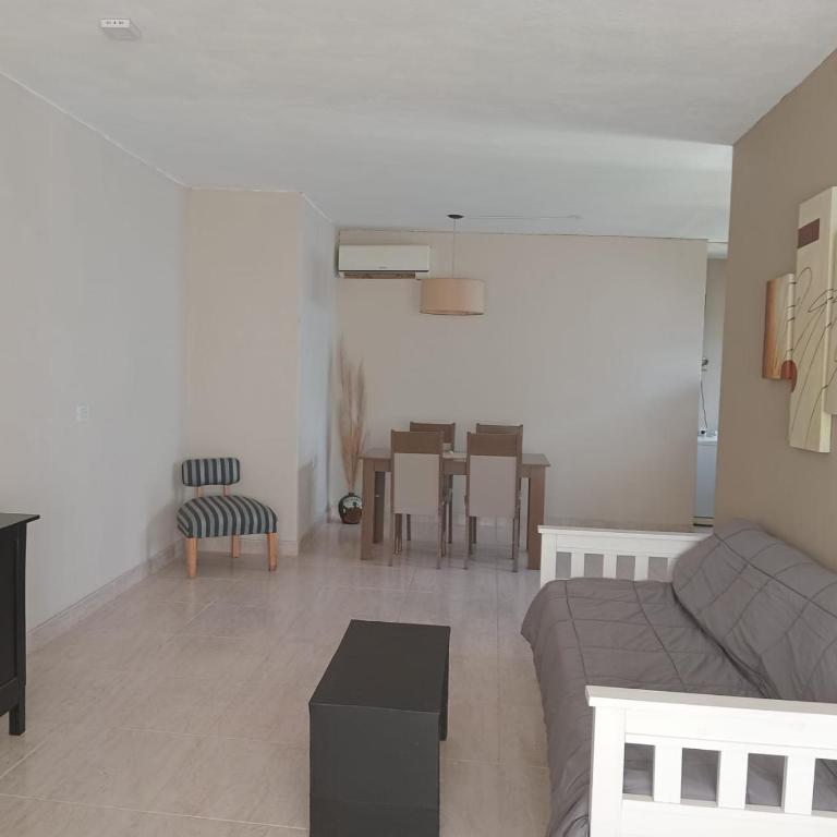 Monoambiente Juana Koslay - cerca del complejo AVE FENIX - Primer piso por escalera exterior - One-Bedroom Apartment - 4