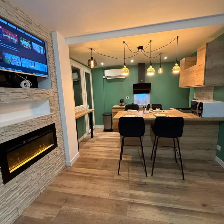 loyika , résidence avec caméra et digicode possibilité location voiture Mercedes ,garage ,climatisation ,cheminée, Netflix, petit déjeuner , repas du soir fondue, raclette , barbecue sur demande - Apartment mit 2 Schlafzimmern - 1