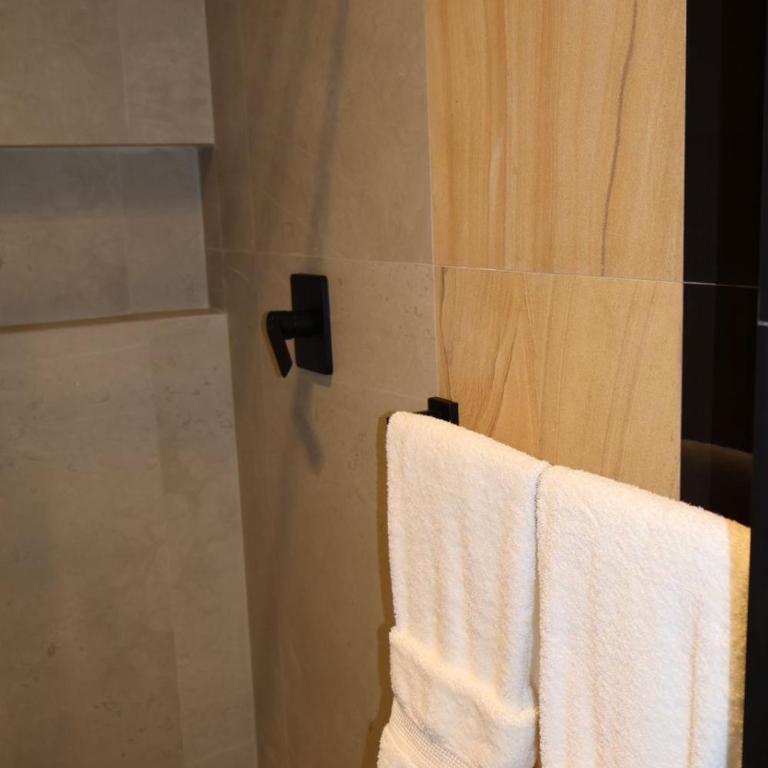Ramon Luxury Suites - Three-Bedroom Apartment with View - 17