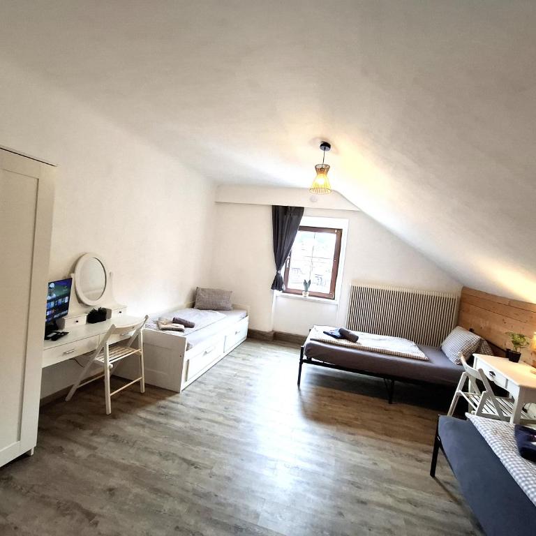 3 Raben - Leoben - Zimmer für Geschäftsreisende, Urlauber, Monteure und Handwerker, Polski Pensjonat Austria - Appartamento con 4 Camere da Letto - 1