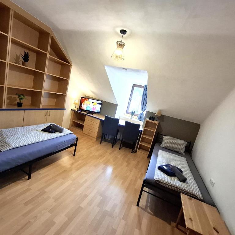 3 Raben - Leoben - Zimmer für Geschäftsreisende, Urlauber, Monteure und Handwerker, Polski Pensjonat Austria - Appartamento con 4 Camere da Letto - 4