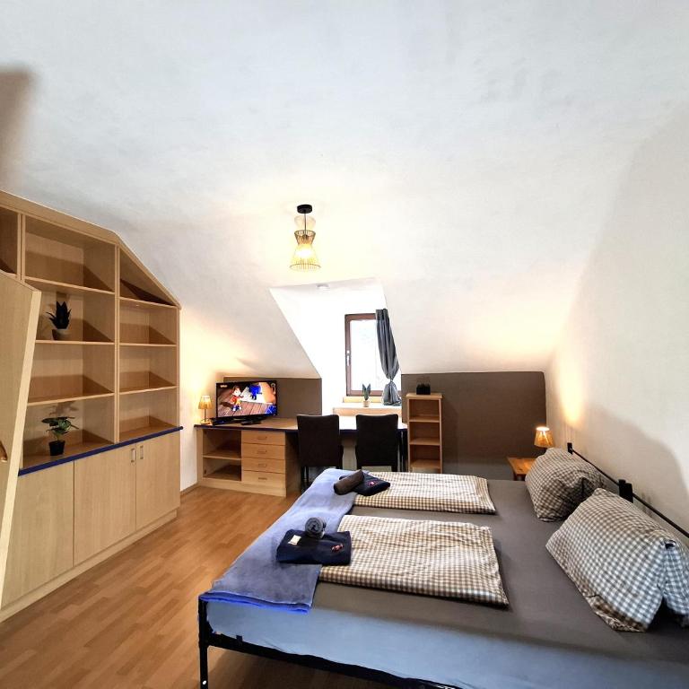 3 Raben - Leoben - Zimmer für Geschäftsreisende, Urlauber, Monteure und Handwerker, Polski Pensjonat Austria - Appartamento con 4 Camere da Letto - 5