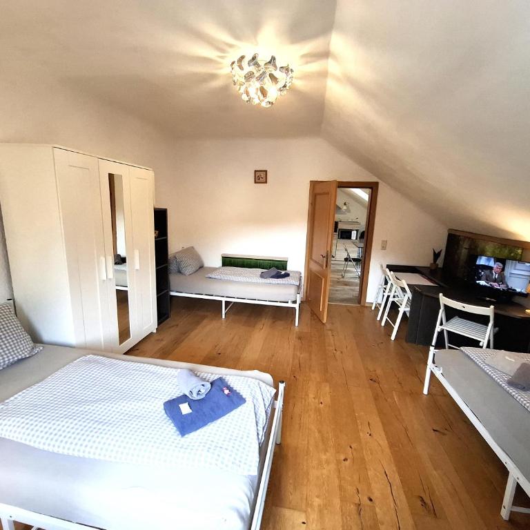 3 Raben - Leoben - Zimmer für Geschäftsreisende, Urlauber, Monteure und Handwerker, Polski Pensjonat Austria - Appartamento con 4 Camere da Letto - 7
