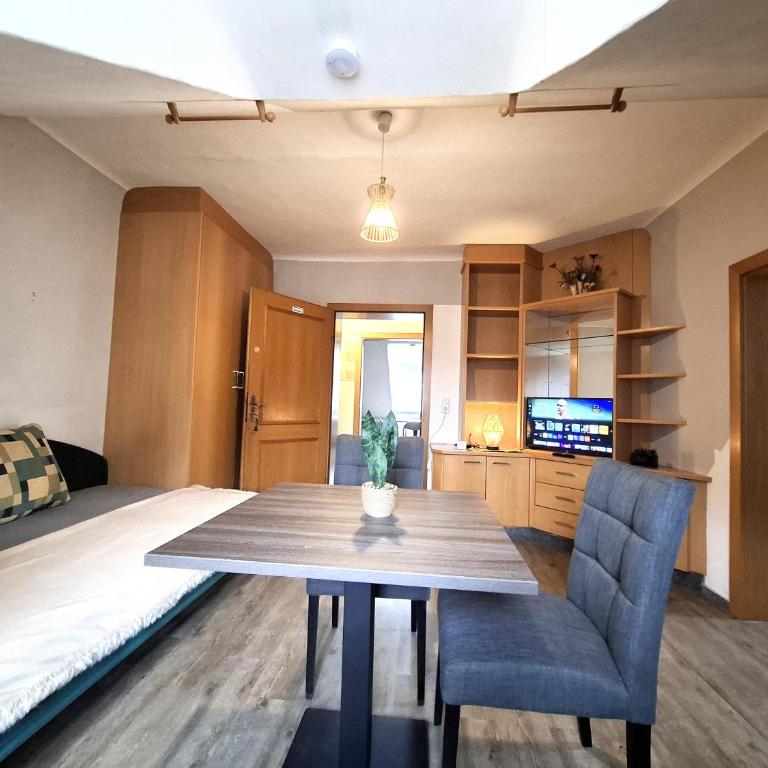 3 Raben - Leoben - Zimmer für Geschäftsreisende, Urlauber, Monteure und Handwerker, Polski Pensjonat Austria - Appartamento con 4 Camere da Letto - 8