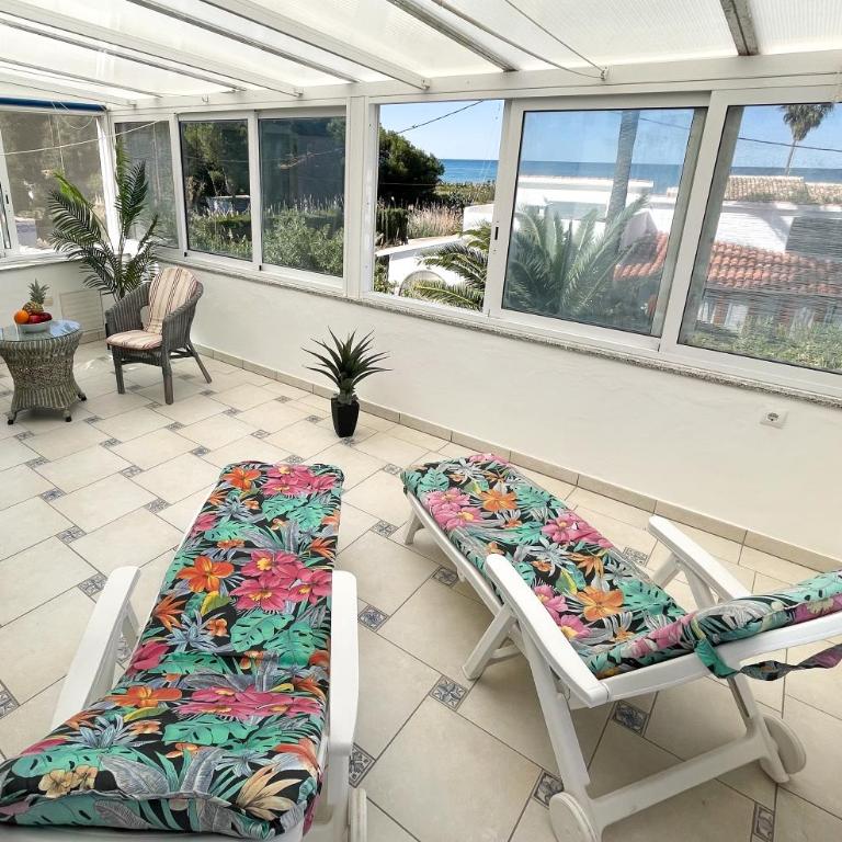 Beachside Villa for 12, 50m to Beach, Private Garden, BBQ, AC, Free WiFi and Parking - Villa con vistas al mar - 5