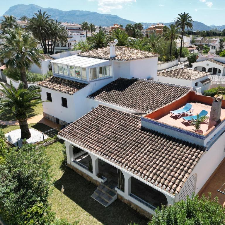 Beachside Villa for 12, 50m to Beach, Private Garden, BBQ, AC, Free WiFi and Parking - Villa con vistas al mar - 8