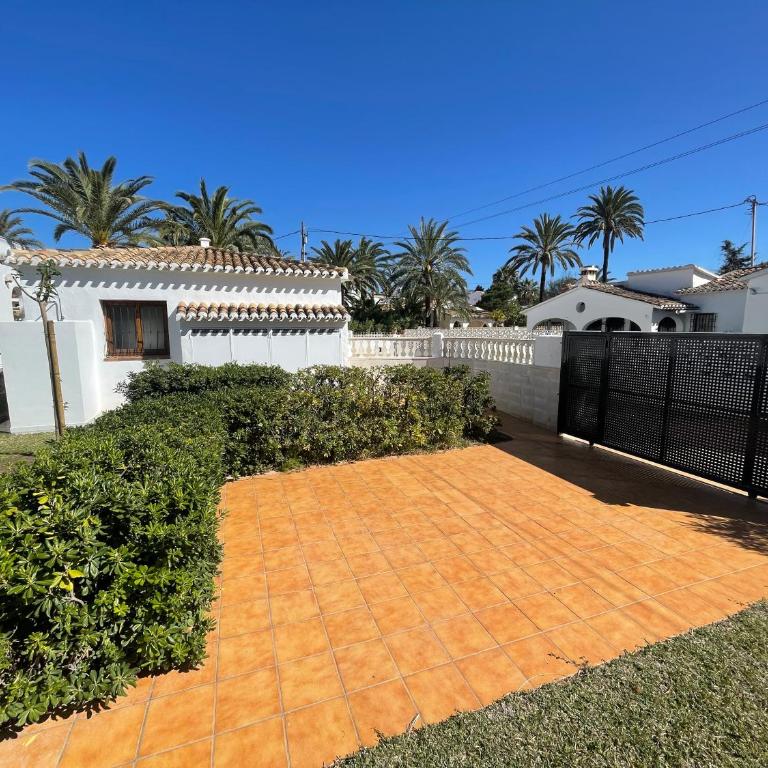 Beachside Villa for 12, 50m to Beach, Private Garden, BBQ, AC, Free WiFi and Parking - Villa con vistas al mar - 7