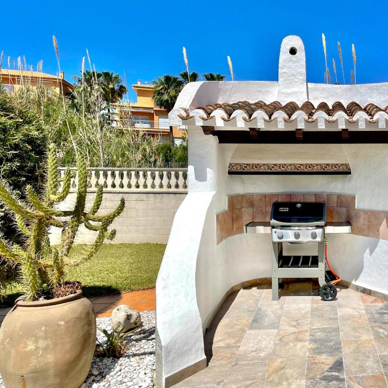 Beachside Villa for 12, 50m to Beach, Private Garden, BBQ, AC, Free WiFi and Parking - Villa con vistas al mar - 2