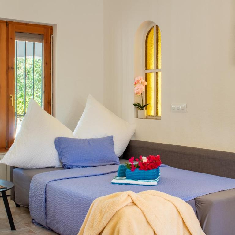 Beachside Villa for 12, 50m to Beach, Private Garden, BBQ, AC, Free WiFi and Parking - Villa con vistas al mar - 13