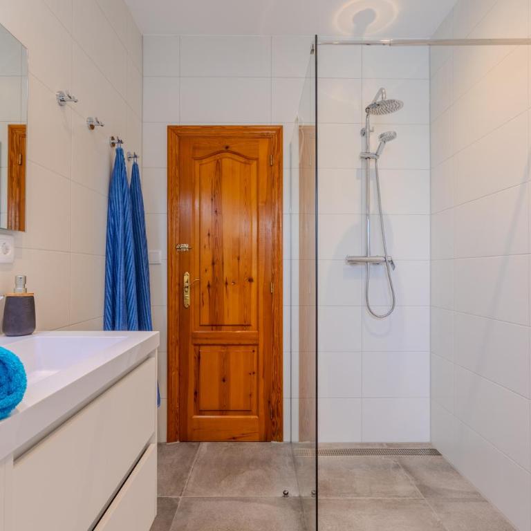 Beachside Villa for 12, 50m to Beach, Private Garden, BBQ, AC, Free WiFi and Parking - Villa con vistas al mar - 16