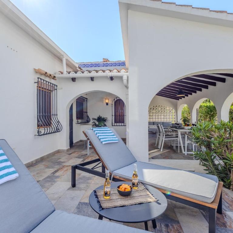Beachside Villa for 12, 50m to Beach, Private Garden, BBQ, AC, Free WiFi and Parking - Villa con vistas al mar - 23