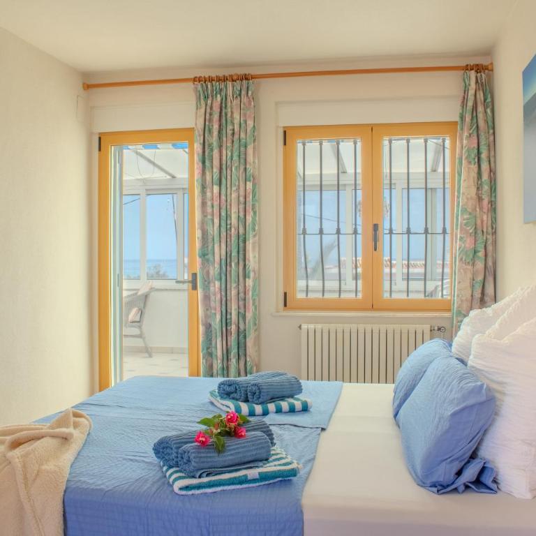 Beachside Villa for 12, 50m to Beach, Private Garden, BBQ, AC, Free WiFi and Parking - Villa con vistas al mar - 63