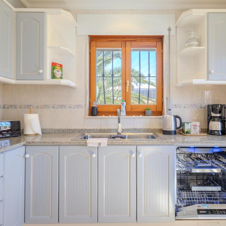 Beachside Villa for 12, 50m to Beach, Private Garden, BBQ, AC, Free WiFi and Parking - Villa con vistas al mar - 58