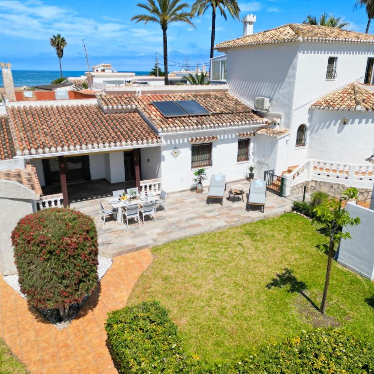 Beachside Villa for 12, 50m to Beach, Private Garden, BBQ, AC, Free WiFi and Parking - Villa con vistas al mar - 1