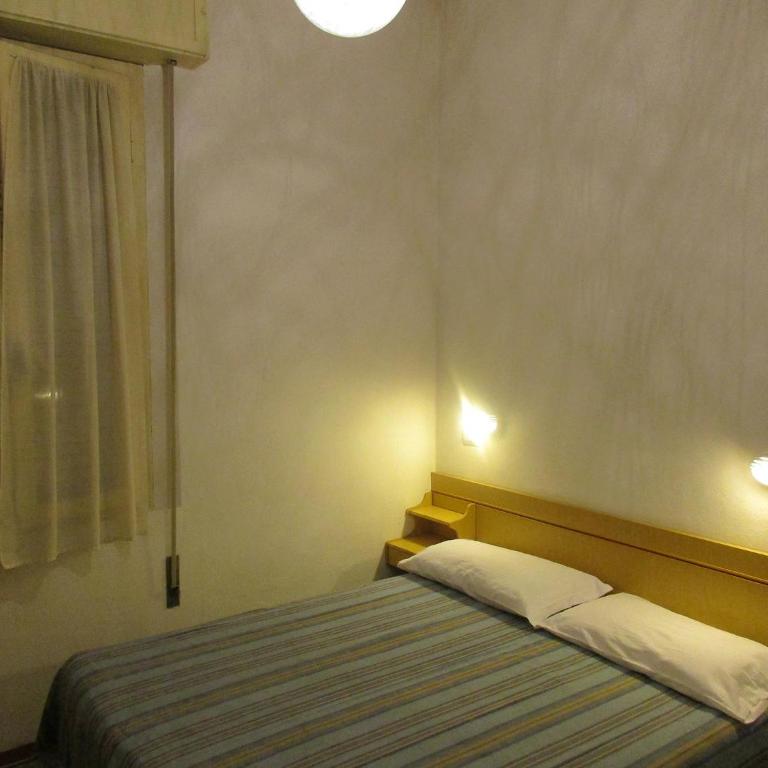 Hotel Pensione Ornella - Camera Standard Matrimoniale/Doppia con Letti Singoli - 2