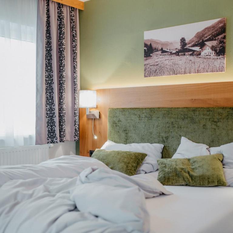 Hotel Schützenhof - Doppelzimmer mit Balkon - 11