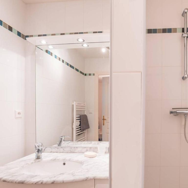 Appartement Centre-Ville avec Terrasse Wifi - FR-1-821-24 - Apartment - 6