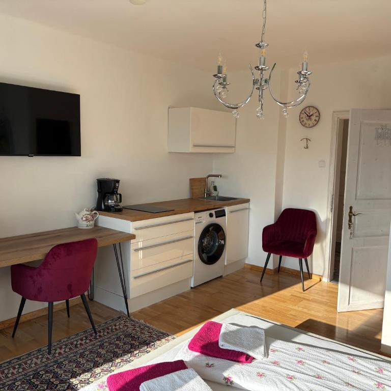 Apartments Let Me In - Doppelzimmer mit externem WC - 3