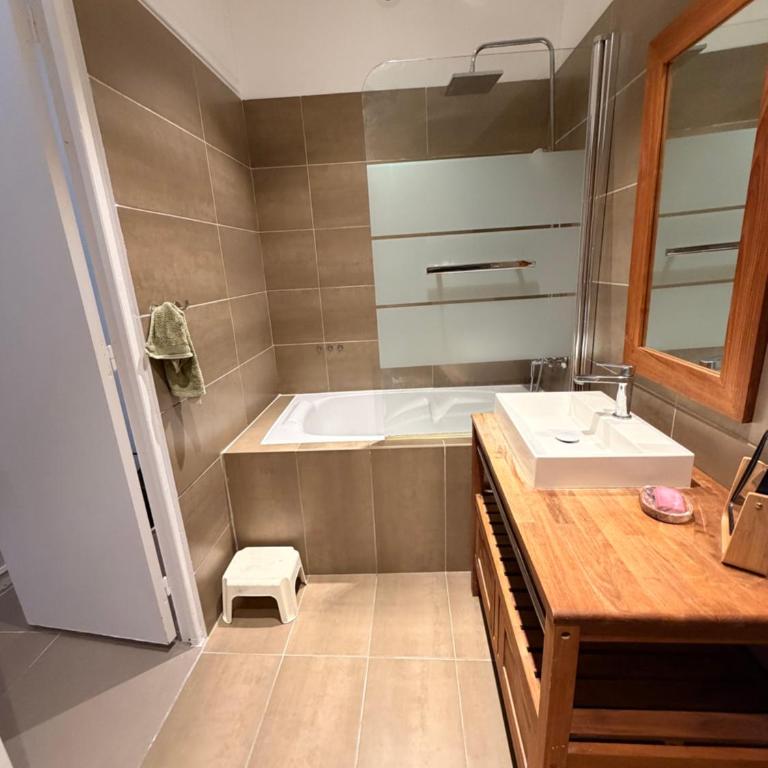 LA VELA - 2 Chambres - 70M2 - Centre Vieux-Port - 15mns à pied Plage Calanque Mugel-La Ciotat - Apartment mit 2 Schlafzimmern - 48