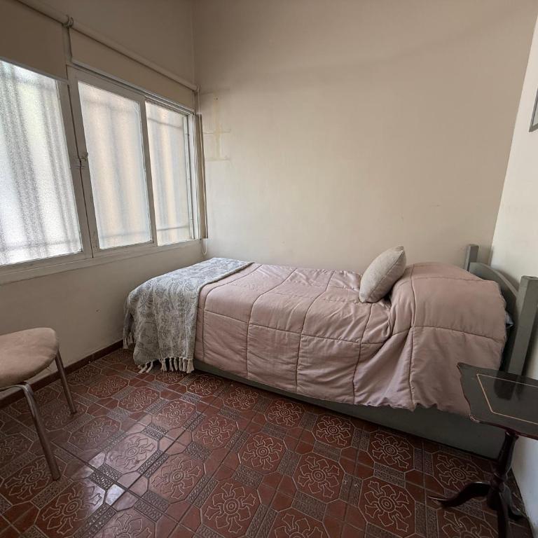 Amplia casa en la 5ta sección ciudad con patio y parrilla - Three-Bedroom House - 4