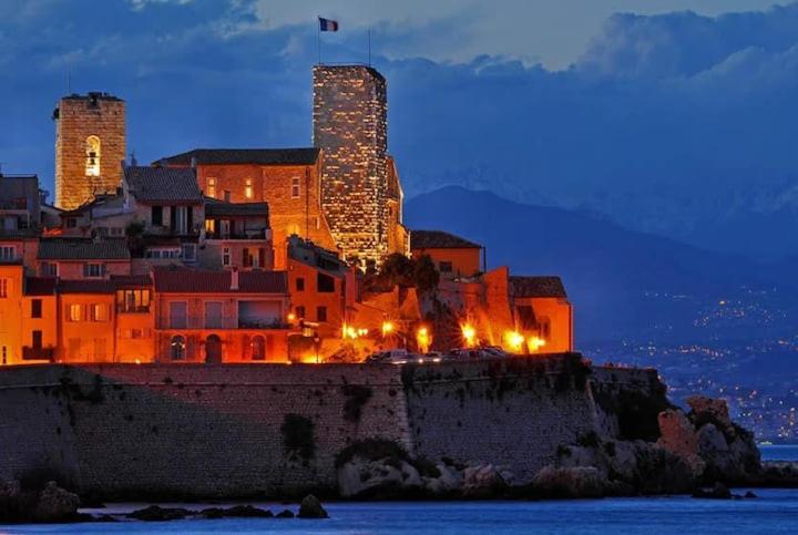 Antibes Vieille Ville - Appartement 3 Piéces Centre Historique & Plage - Two-Bedroom Apartment - 23