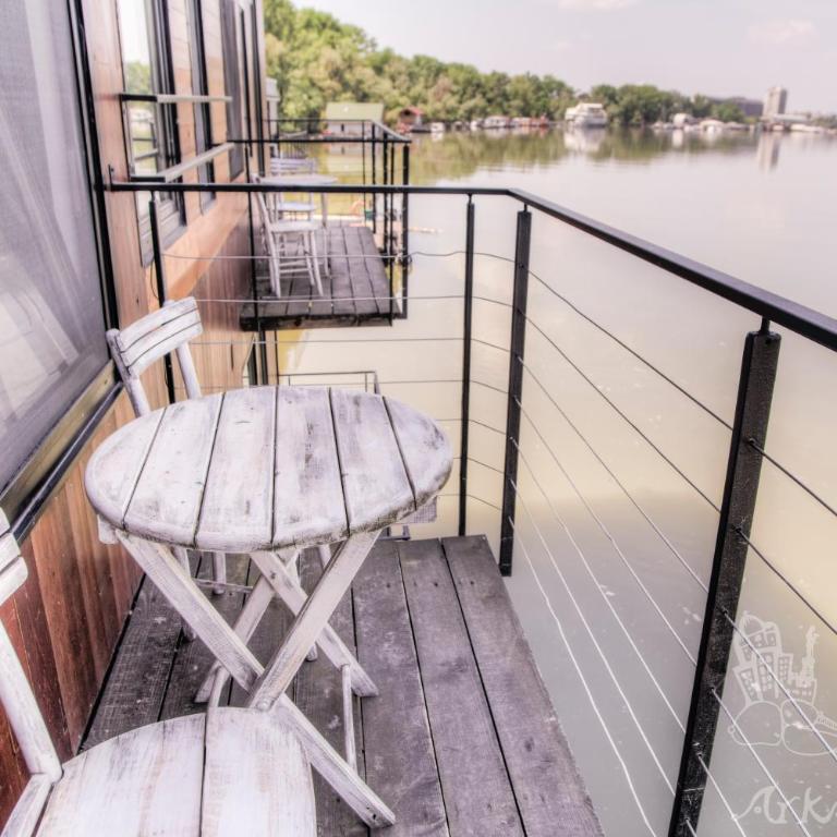 ArkaBarka Floating Hostel - Dvokrevetna soba sa bračnim krevetom ili dva zasebna kreveta - Dunavski Duh - 21