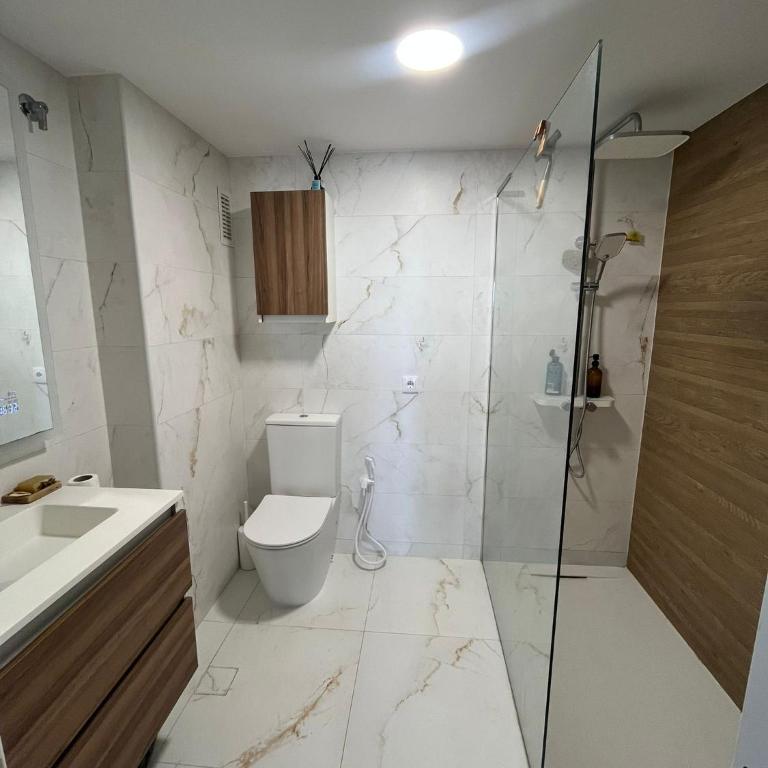 Apartamento tranquilo y luminoso junto al mar - Two-Bedroom Apartment with Balcony and Sea View - 20