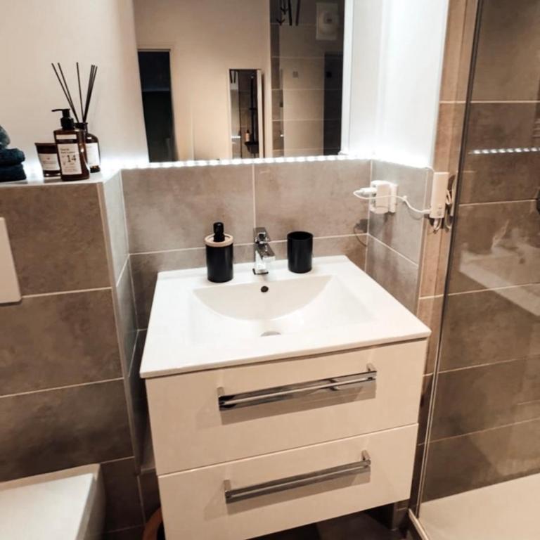 Le cocon Blånc Metz -T2 cosy avec parking privé & balcon - Gare, Nouvelle Ville - Appartement 1 Chambre - 34
