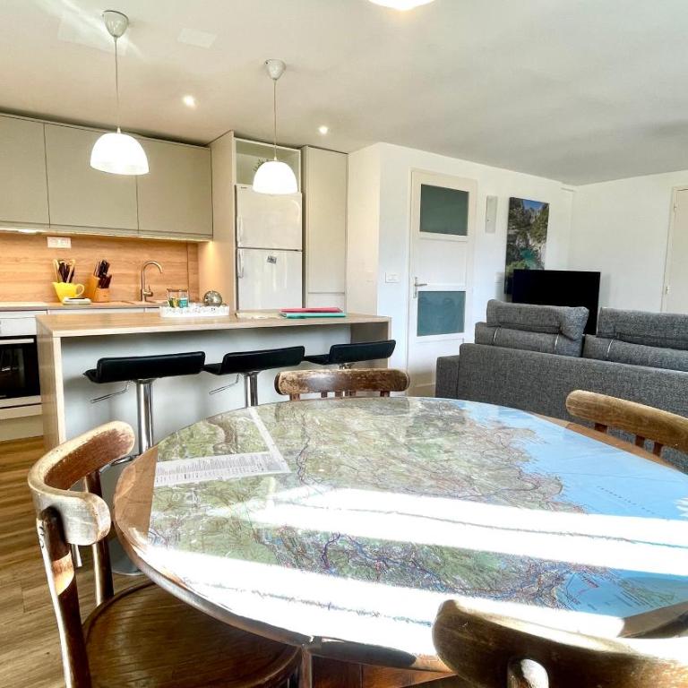 Large private garden, quiet 2-bedroom apartment, air conditioning, wifi, parking - Appartement - 24