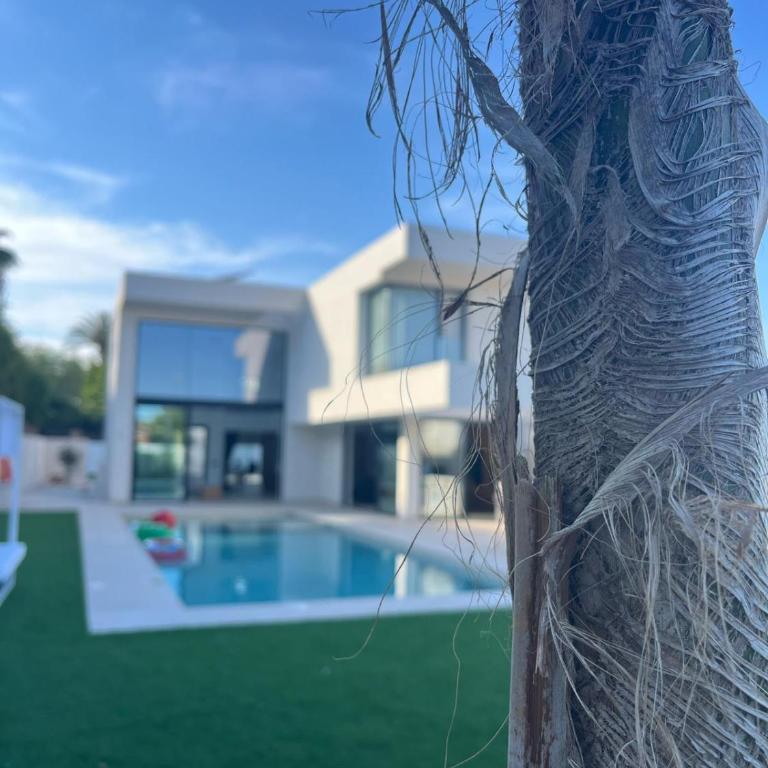 Ultra-Modern 5-Bed Luxury Chalet with Private Pool & Home Cinema 13 Min To Beach - Superior Chalet - 2