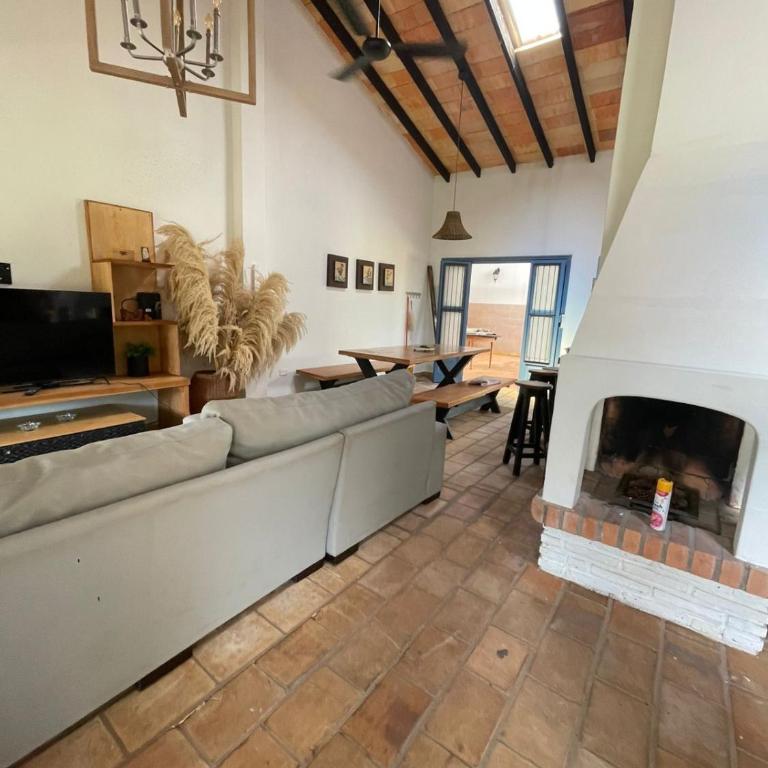 Casa colonial a metros del arroyo Piribebuy - Four-Bedroom House - 7