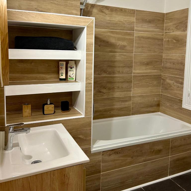 ELEGANCE Castillet - Plein Centre Proche Gare Bus et Transports - IDEAL COUPLE ou PRO - Moderne et Confort - OFFRE SPECIALE - Appartamento con 1 Camera da Letto con Vista - 25