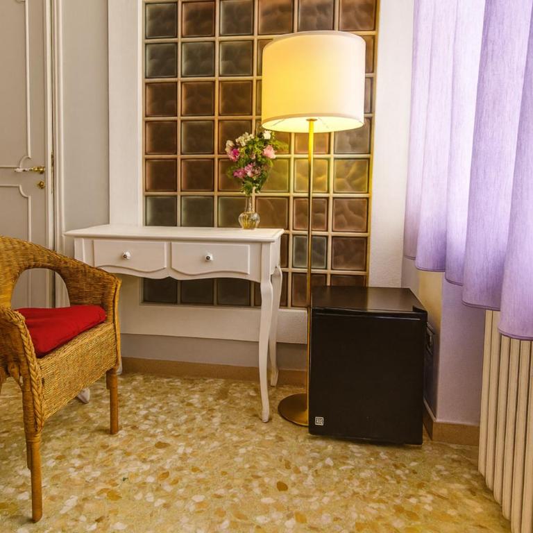 Camera Viola in zona tranquilla - Madame Fannj - Camera Matrimoniale con Bagno Privato - 11