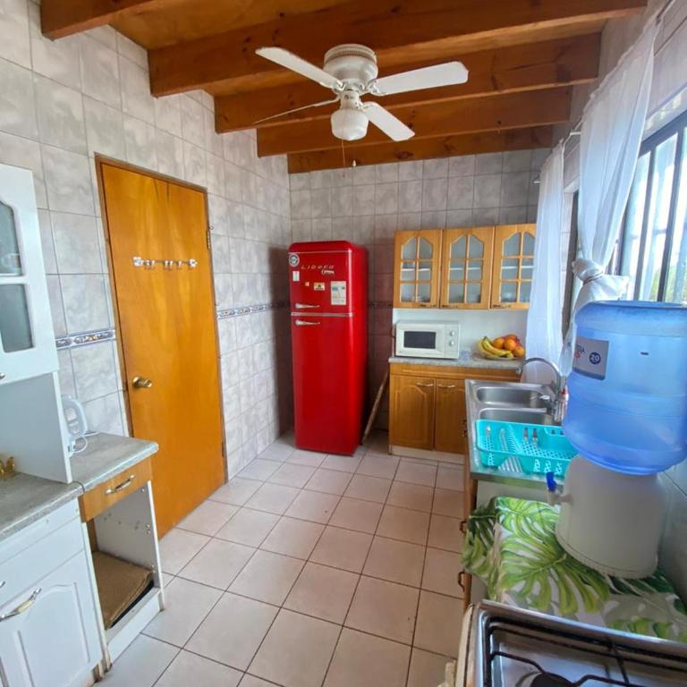 Relájate y disfruta con una hermosa vista al mar - Three-Bedroom Apartment - 16